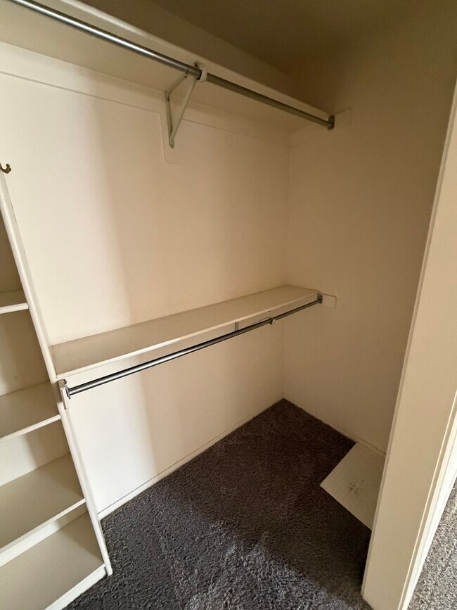 Building Photo - Spacious 3-Bedroom