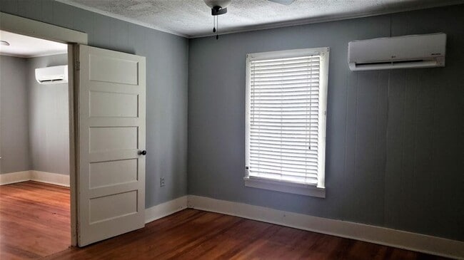 Building Photo - 2 Br 1 BA Cottage