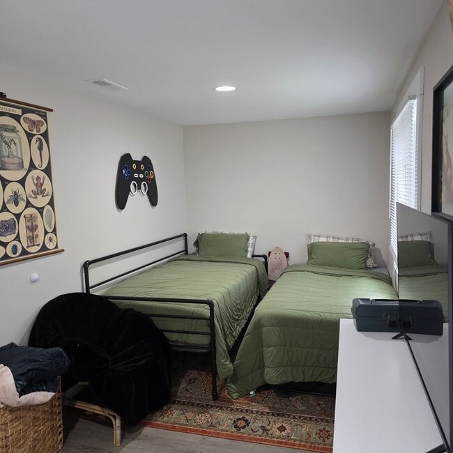 Building Photo - Remodeled 2 Bedroom, 1 Bath Home