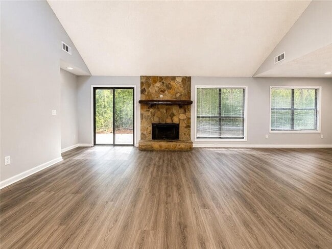 Building Photo - 4798 Kings Crossing Dr NE