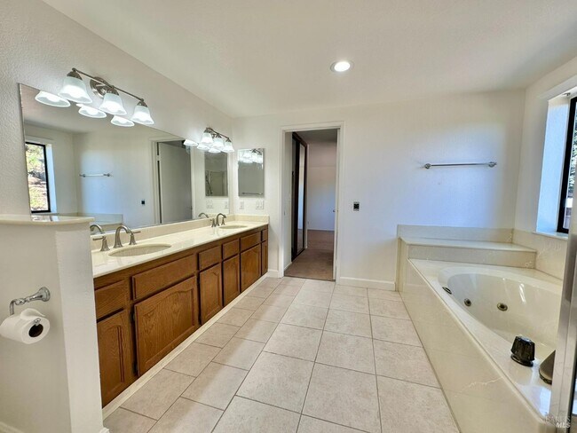 Building Photo - 768 Rose Dr