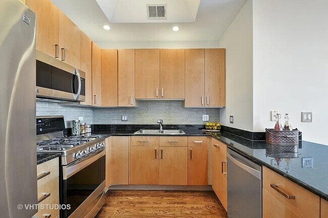 Building Photo - 816 W Hubbard St