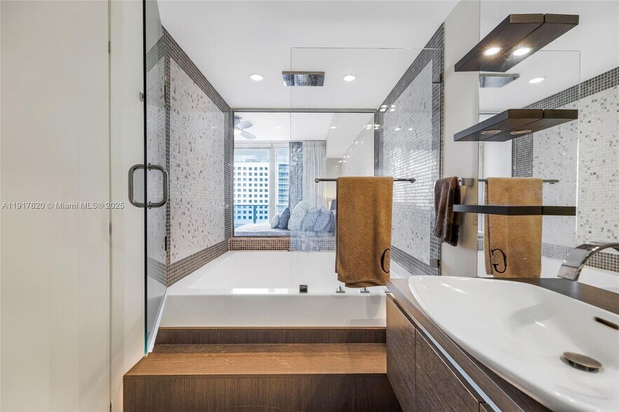 Building Photo - 200 Biscayne Boulevard Way