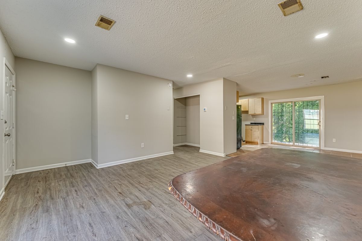 Building Photo - 283 E Hampton Ave