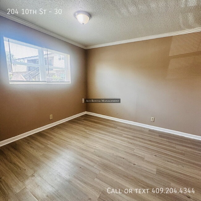 Building Photo - 204 N 10th St