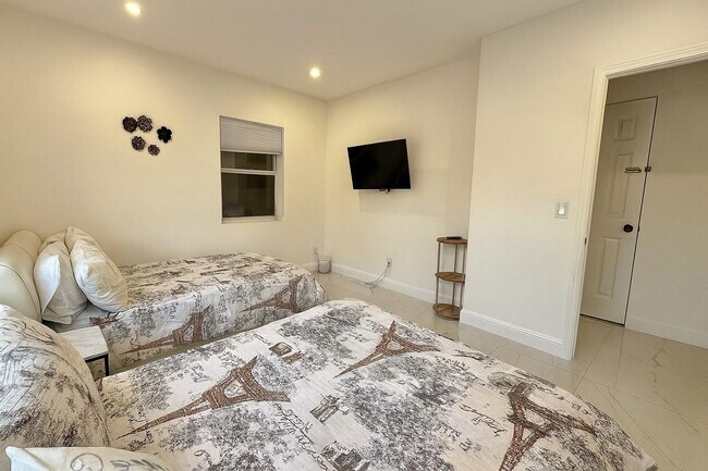 Building Photo - 1260 SW 32nd St