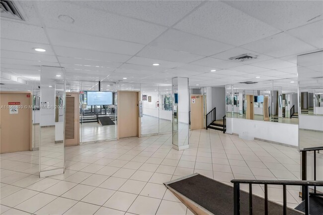Building Photo - 4168 Inverrary Dr