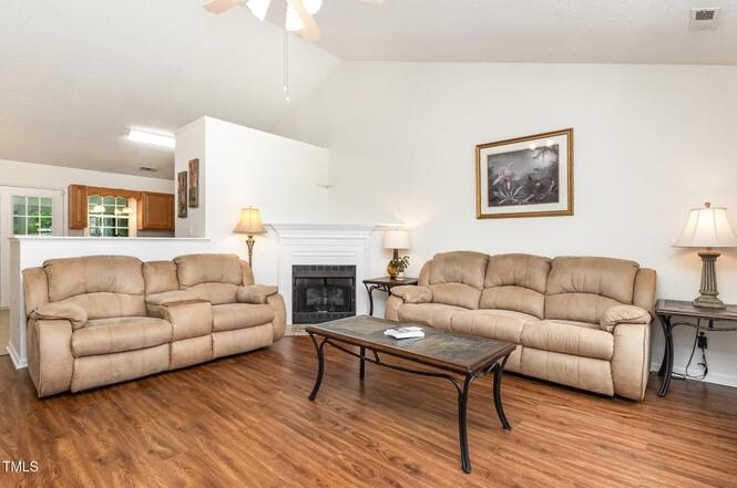 Building Photo - 105 Fox Den Ct