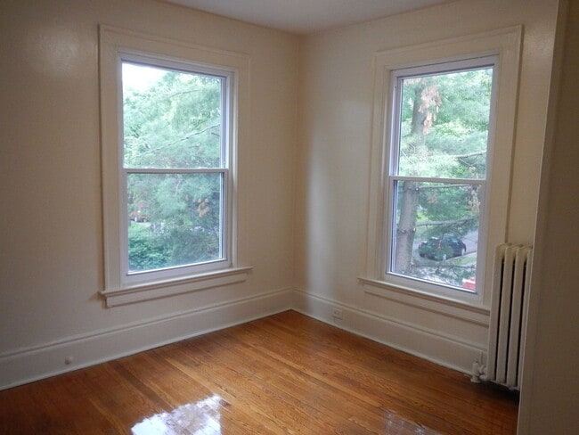 Building Photo - AVAILABLE 6/1/26 - Large House Available O...