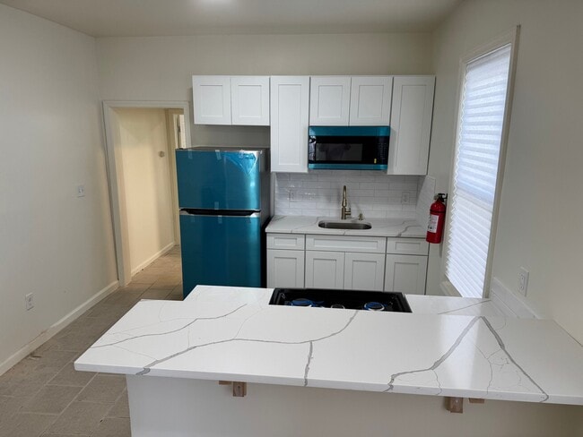 Building Photo - 587 Grove St