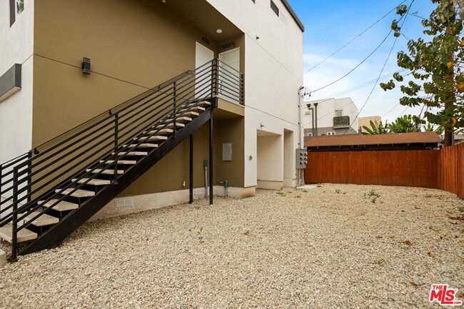 Building Photo - 4232 Rosewood Ave