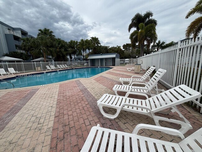 Building Photo - 9365 Fontainebleau Blvd