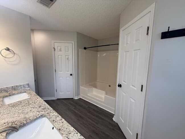 Building Photo - 2722 Shalimar Dr
