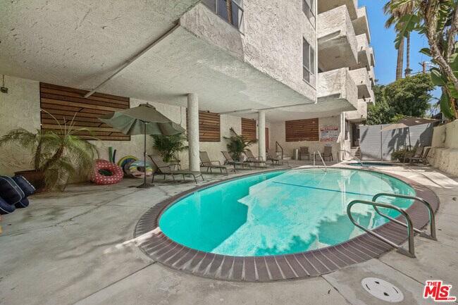 Building Photo - 8400 De Longpre Ave