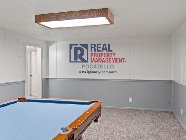 Building Photo - 5 Bedroom Home - University Area - Must See - Pet (dog) Negotiable