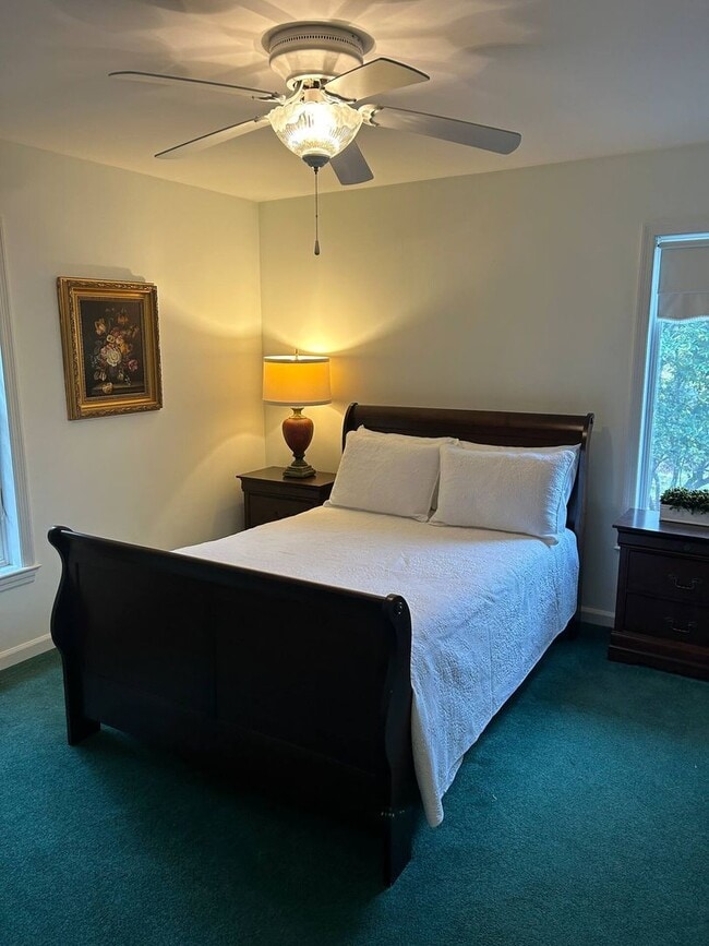 Building Photo - 4 Bedroom 3.5 Bath House Furnished With At...