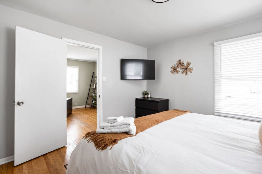 Building Photo - 5144 Primrose Ave