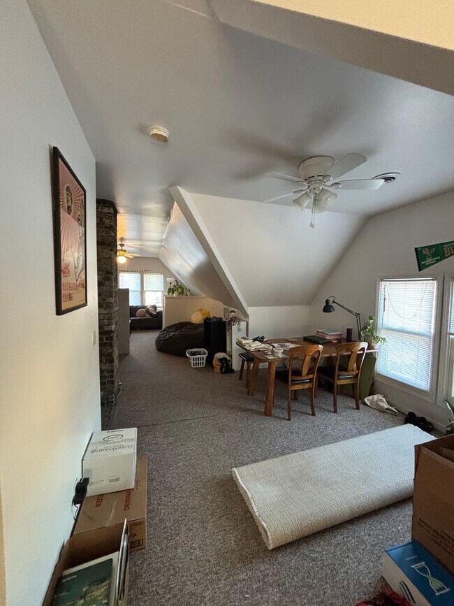 Building Photo - 122-124 E Lloyd