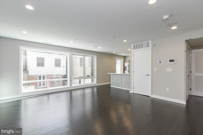 Building Photo - 716 S Sartain St