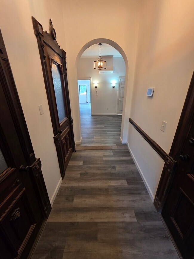 Building Photo - Newly Renovated 3 Bedroom Apartment - Poug...