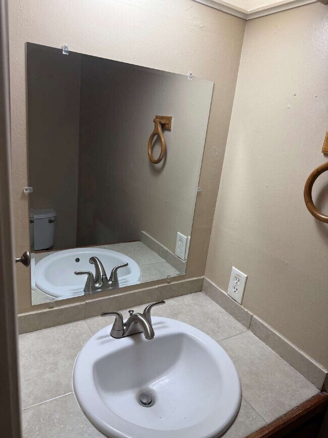 Building Photo - Beautiful two bed/1.5 bath in the heart of Alamo Heights