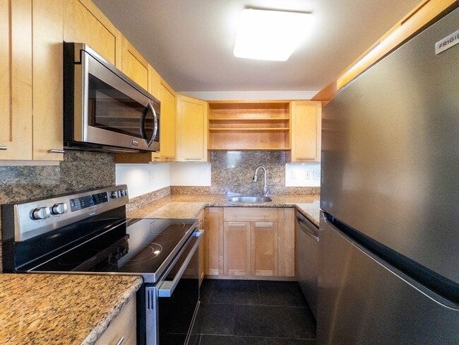 Building Photo - Spacious 1-Bedroom + Bonus Room Townhouse ...