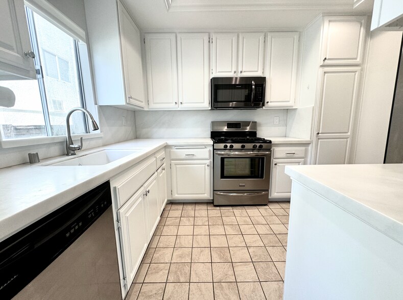 Building Photo - 1930 S Beverly Glen Blvd