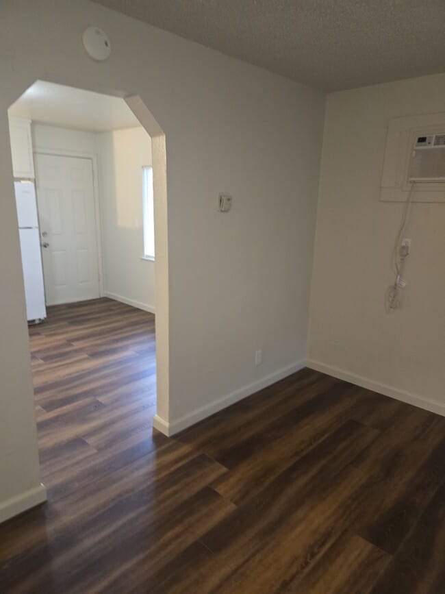 Building Photo - 904 Middlecoff Ave