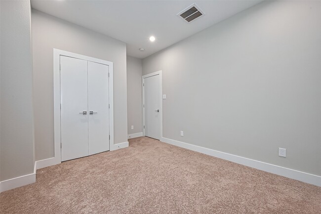 Building Photo - 8108 Esther Acres Ln