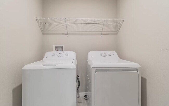 Building Photo - "Discover Spacious Comfort: 4-Bed, 2-Bath Gem in Riverview!"