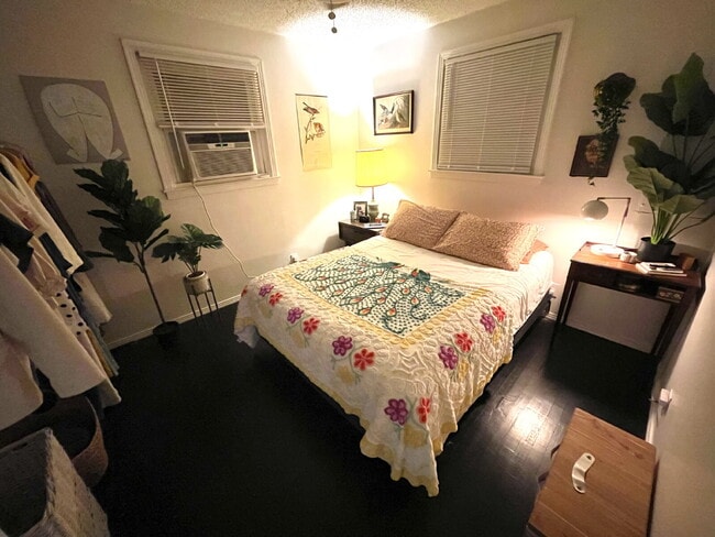 Building Photo - Phenomenal Downtown River View!