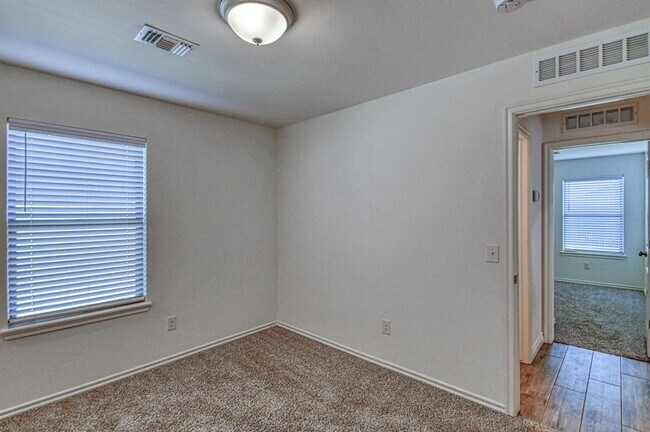 Building Photo - 15712 Bennett Dr