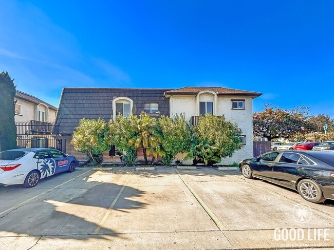 Building Photo - Beautiful 1BD/1BA W/ Laundry On-Site and Reserved Parking in Corridor!