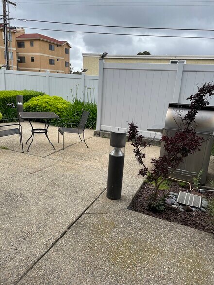 Sitting area - 3950 Cleveland Ave