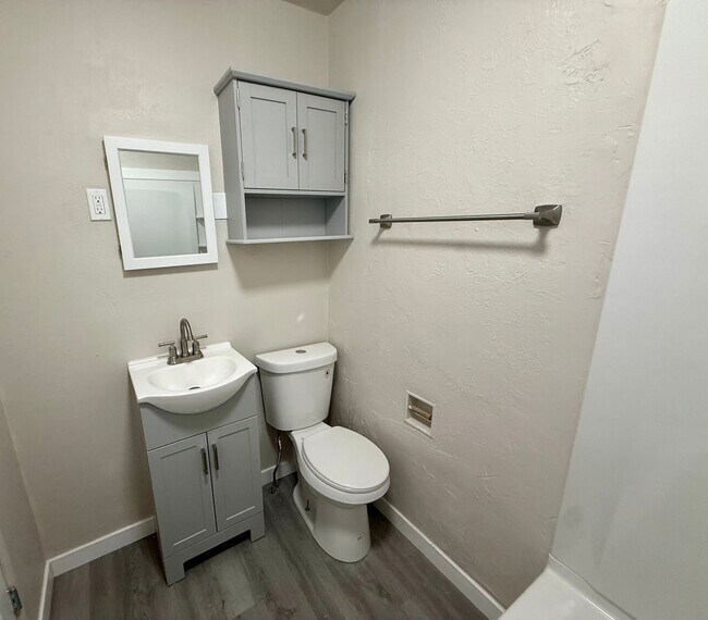 Building Photo - Renovated 1 Bedroom Available Now! All Uti...