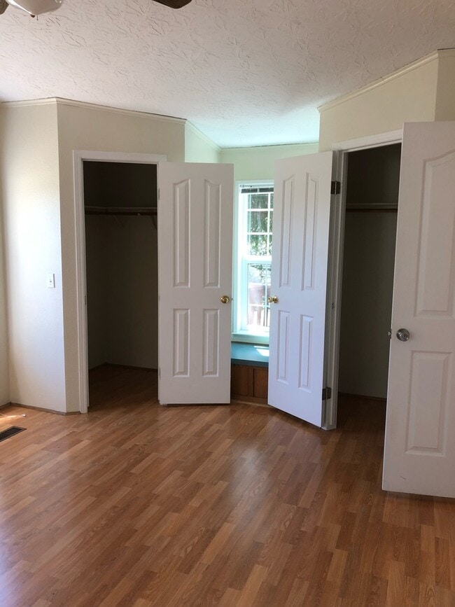 Building Photo - Spacious 3 bedroom home