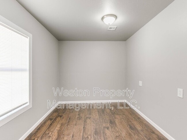 Building Photo - 721 N Louisa Ave