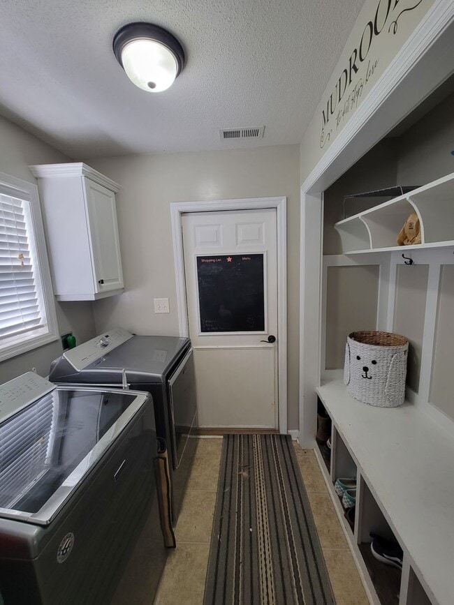 Building Photo - Gorgeous Home in Hubert!