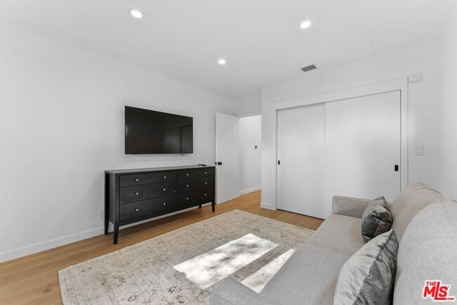 Building Photo - 8833 Ashcroft Ave