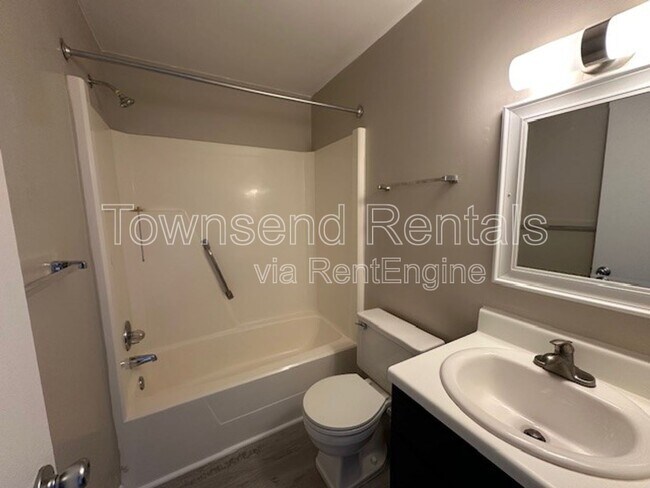 Building Photo - 5850 Century Oaks Dr