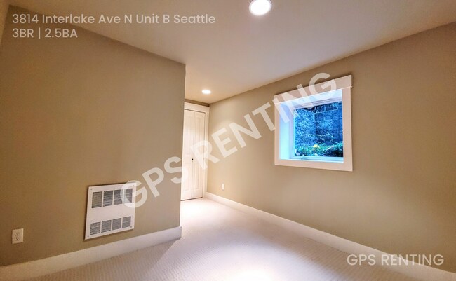Building Photo - 3814 Interlake Ave N