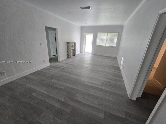 Building Photo - 1637 SW 17th St