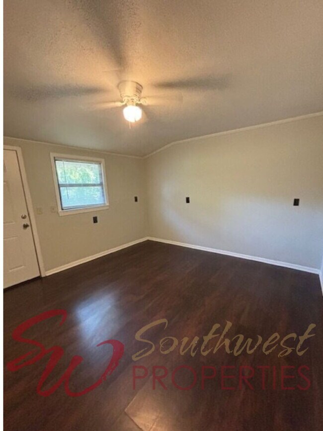 Building Photo - Spacious, bright updated 4 bedroom 3 bath close to campus!!
