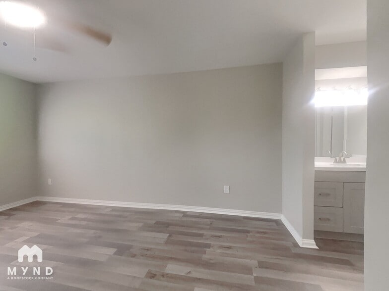 Building Photo - 5625 Antoine Dr