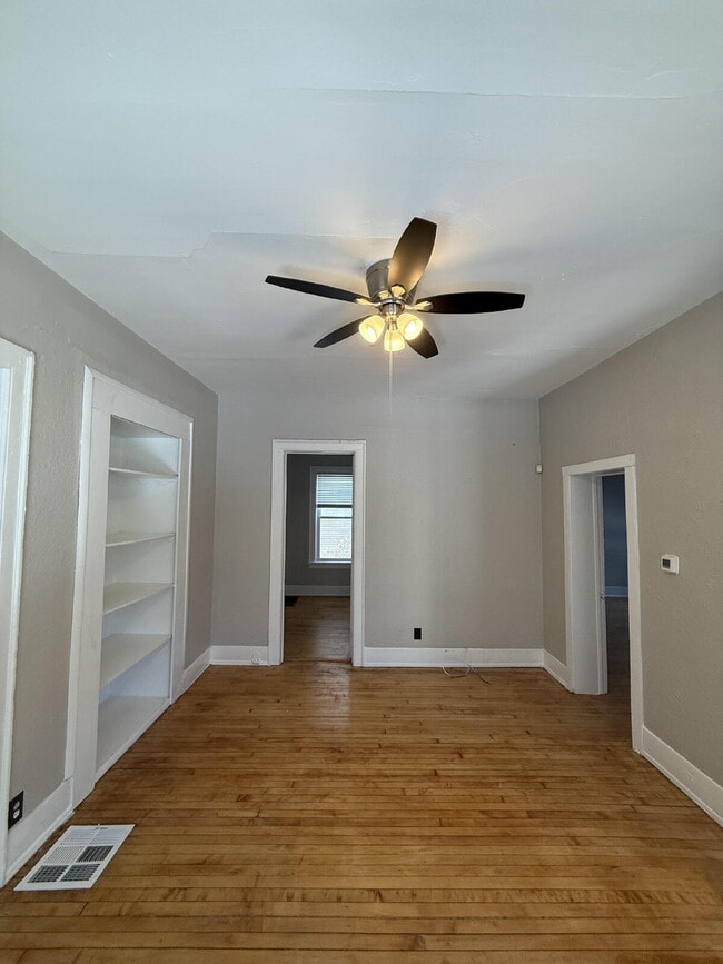 Building Photo - 133 E Lloyd St