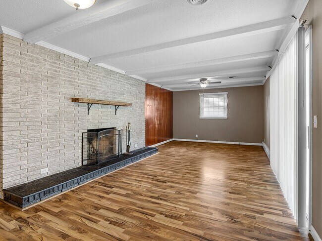 Building Photo - Spacious 2 bedroom 1.5 bathroom home in th...