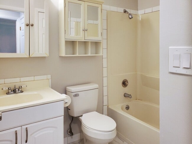 Building Photo - 720 Country Ln S