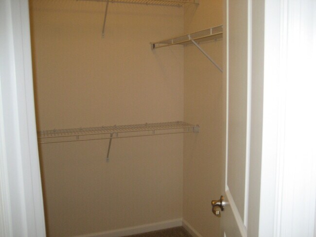 Building Photo - 360 Spring Hill Pl