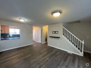 Building Photo - 2 Bed/ 1 Bath- Renovated Duplex Apt W/ Gar...