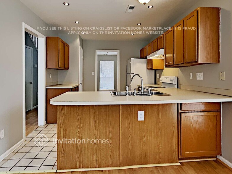 Building Photo - 389 Queens Dr SW